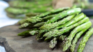 Grüner Spargel auf einem Brett