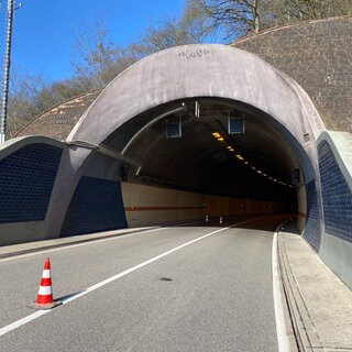 Wegen Sanierungsarbeiten sind die Tunnel entlang der B10 aktuell gesperrt. Hier: der Staufertunnel bei Annweiler.