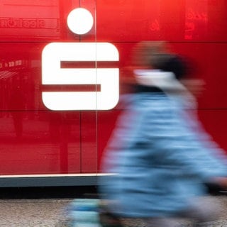 In Trier kritisiert eine Bürgerinitiative, dass die Sparkasse Trier Zinserträge auf Girokonten zu großen Teilen selbst behält, statt sie an ihre Kundinnen und Kunden weiterzugeben. 
