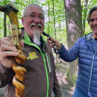 Jörg Haßling von den Wanderfreunden Steckeschlääfer (l.) und SWR-Reporter Marius Zimmermann