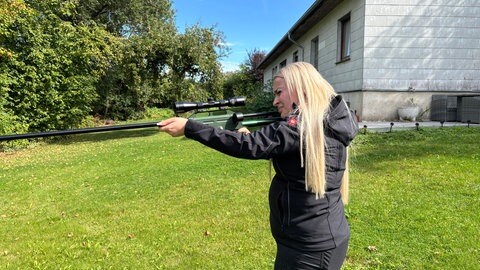 Josephine Bauer hat Hirsch "Henry" in Büdesheim gesichtert. Der Schuss muss sitzen, sonst läuft er weg.