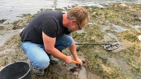 Schatzsucher Christian Ganser ist am Rhein unterwegs