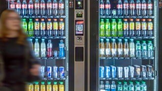 Kühlschränke gefüllt mit diversen Softdrinks