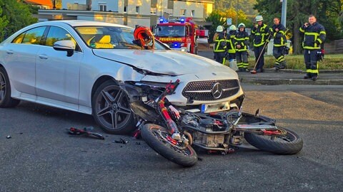 Ein zerstörtes Motorrad liegt unter einem Auto: Bei einem Unfall in Bad Sobernheim sind ein junger Motorradfahrer und sein Beifahrerin schwer verletzt worden. 