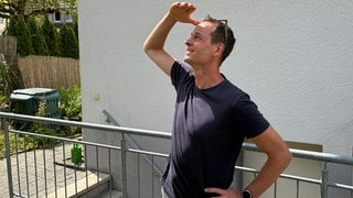 Klaus Hanke sucht den Himmel über Aalen-Wasseralfingen nach Mauerseglern ab. Der Vogelfreund ist fasziniert von den Gleitern. Er baut Nistkästen für den Artenschutz.