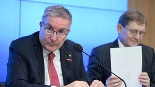 Thomas Bürkle (l), Präsident Unternehmer Baden-Württemberg, und Oliver Barta (r), Hauptgeschäftsführer Unternehmer Baden-Württemberg, aufgenommen im Landtag bei einer Pressekonferenz der Unternehmer.
