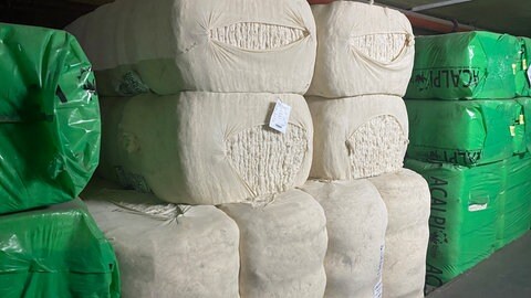Riesige Ballen mit Baumwolle - diese wird im Werk der Firma Otto in Balzheim (Alb-Donau-Kreis) zu Garn verarbeitet.