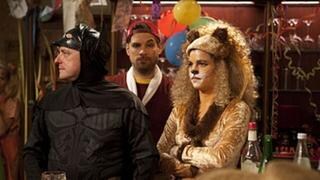 Toni, Eva und Andreas stehen verkleidet hinterm Tresen im Löwen
