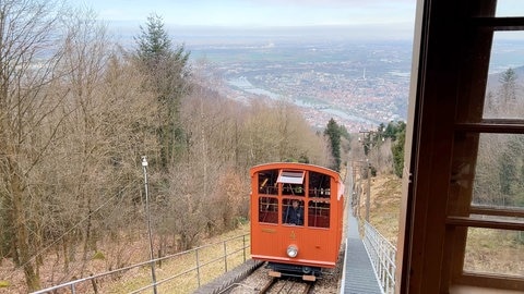 Bergbahn in Heidelberg fährt den Königstuhl hoch, Blick in die Ebene