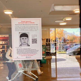 An der gläsernen Eingangstür eines Tübinger Supermarktes hängt ein Phantombild des mutmaßlichen Täters.