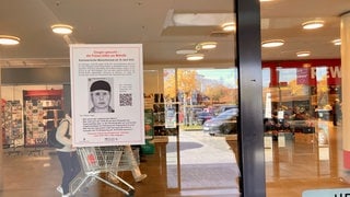 An der gläsernen Eingangstür eines Tübinger Supermarktes hängt ein Phantombild des mutmaßlichen Täters.