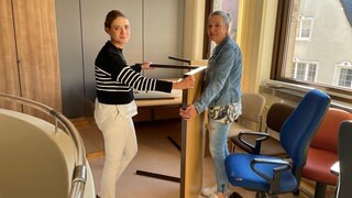 Stephanie Lux und Anja Geyer kümmern sich nach dem Auszug aus der Löffelstelzer Straße um die Vermittlung von Wohnungen in Bad Mergentheim.