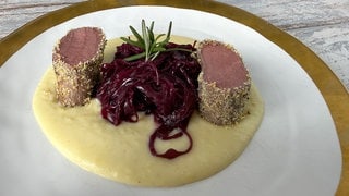 Rehrücken im Gewürzmantel mit Kartoffel-Butterpüree und Holunder-Rotkohl