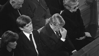 Trauerfeier für Hanns Martin Schleyer am 25.10.1977 in Stuttgart: Bundeskanzler Helmut Schmidt mit gesenktem Kopf; links neben ihm Schleyers ältester Sohn Eberhard, rechts von ihm Schleyers Witwe Waltrude
