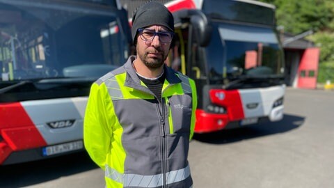 Julian Violino plant die Einsätze der Busfahrer. Viele Fahrer hätten auf den Grundschulbus in Oberstein keine Lust mehr, erzählt er.