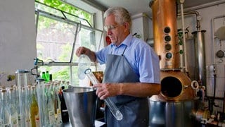 August Kottmann füllt Schnaps ab
