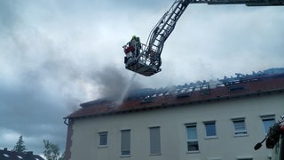 Nach dem Brand in einem Mehrfamilienhaus in Germersheim ist das Gebäude nun nicht mehr bewohnbar. Der Dachstuhl und Balkone haben gebrannt. Hier löscht die Feuerwehr den Brand.