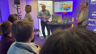 Gesprächsrunde im PopUp Studio von SWR und CORRECTIV in Stuttgart-Vaihingen: So engagieren sich Menschen in Weilimdorf und Botnang für ein eigenständiges Nahwärme-Netz.