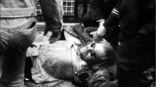 Das führende Mitglied der Baader-Meinhof-Gruppe, Andreas Baader, wird am 1. Juni 1972 von Polizisten aus einer Garage im Frankfurter Dornbusch-Viertel geschleift und verhaftet 