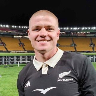 Anton Segner posiert nach seinem Rugby-Debüt für die neuseeländische Nationalmannschaft "All Blacks" im Hnry Stadium in Wellington. In SWR1 Leute erzählt er, wie aus einem halbjährigen Aufenthalt in Neuseeland eine Traum-Karriere im Rugby wurde.