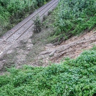 Hangrutsch auf die Bahngleise nach Starkregen.
