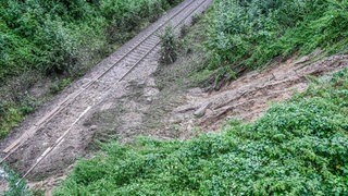Hangrutsch auf die Bahngleise nach Starkregen.