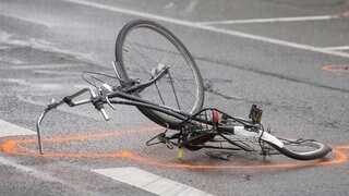 Zerstörtes Fahrrad nach Unfall auf Landstraße. (Symbolbild)