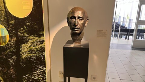 Befindet sich im Sockel der Büste des Heidelberger Dichters Alfred Mombert dessen Asche?