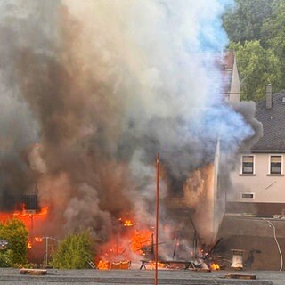 Flammen lodern aus einem Haus in Kirn. Bei dem Brand wurden ein Schuppen und zwei Häuser zerstört