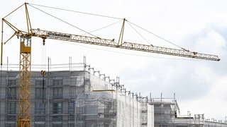 Häuser für Wohnungen werden in Ostfildern im Kreis Esslingen gebaut (Archivbild).
