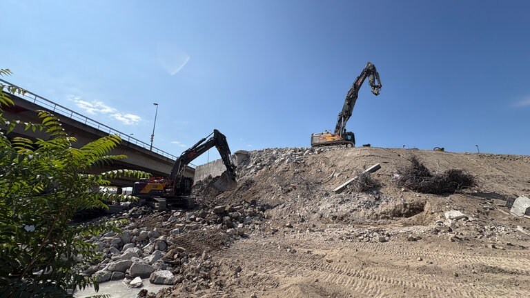 .....der Würfelbunker muss übrigens weg, weil er im Weg ist - und zwar für die Auffahrt von der neuen Helmut-Kohl-Allee auf die Kurt-Schumacher-Brücke, die ja seit Mittwoch voll gesperrt ist.