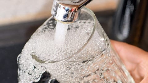 Rund 60.000 Menschen in der Nähe des Euroairports dürfen das Leitungswasser nicht trinken. Giftige PFAS-Chemikalien gelangten über Jahre ins Grundwasser. (Symbolbild)