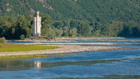 Blick auf den Rhein und auf den Mäuseturm am Rhein-Nahe-Eck in Bingen am Rhein.