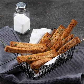 Brotpommes auf einem Teller angerichtet. Ein SWR1 Pfännle-Streetfood Rezept aus dem Ofen als Resteverwertung für altes Brot.