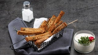 Brotpommes auf einem Teller angerichtet. Ein SWR1 Pfännle-Streetfood Rezept aus dem Ofen als Resteverwertung für altes Brot.