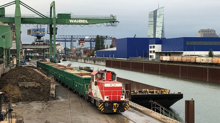 Die Lok schiebt die Waggons bis zum Hafenbecken.