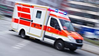 Ein Rettungswagen fährt mit Blaulicht