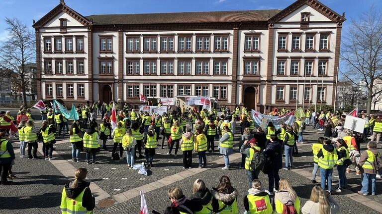 Equal Pay Day: In Pirmasens demonstrieren Beschäftigte des öffentlichen Dienstes für mehr Lohn.