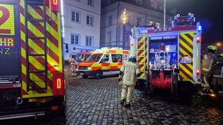 Zahlreiche Feuerwehrfahrzeuge stehen dicht an dicht in der Konstanzer Innenstadt. Dort war am Mittwoch ein noch unbekannter Gefahrstoff ausgetreten.