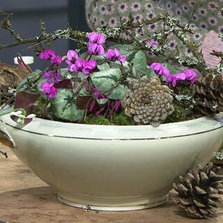 Florale Dekoration in Porzellan