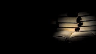 verschiedene Bücher in düsterer Stimmung
