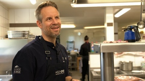 Nach seinen Lehrjahren ist Hans Häge im Jahr 2007 in den Gasthof der Familie zurückgekehrt. Im Jahr 2013 erhielt das Restaurant in Langenau, damals noch unter dem Namen Gasthof zum Bad, dann erstmals einen Stern des Guide Michelin. 