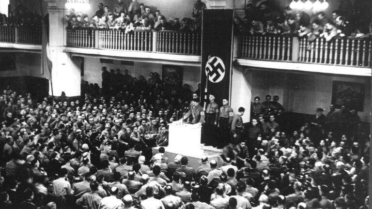 Adolf Hitler sprach am 8. November 1938 im Hofbräu-Bierkeller in München vor den Veteranen der Partei. Blick in den Raum während Hitlers Ansprache.