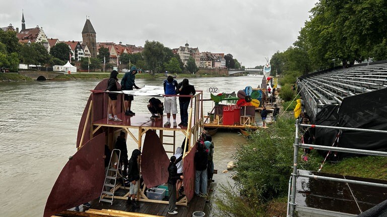 Mehrere Boote sind bereits auf der Donau und werten aktuell fertig gebaut. 