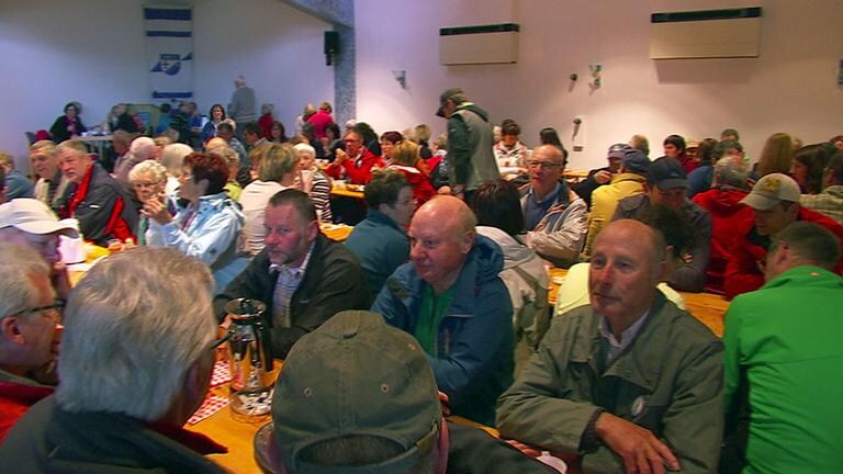 Hirten - Das Gemeindehaus ist gut gefüllt