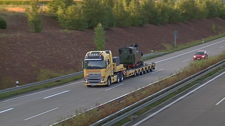 Wer genau hinschaut kann es sehen, das „Lächeln“ der Lok. Geht es doch mit 80 Sachen über die Autobahn.