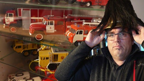 Sebastian Uehlin mit seinen Modell-Feuerwehrautos.