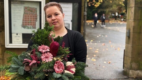 Julia Lehmann vor dem Eingang des Hauptfriedhofs in Heilbronn. Immer wieder werden Blumen von Gräber gestohlen, besonders vor Allerheiligen.