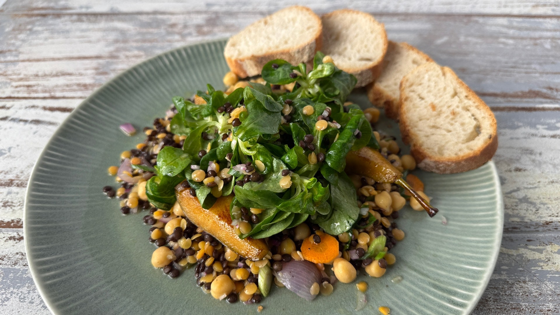 Kichererbsen-Linsen-Salat mit Feldsalat und Birne