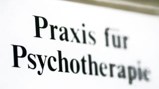 Ein Schild einer Praxis für Psychotherapie. Vor allem im ländlichen Raum sind die Wartezeiten auf einen ambulanten Psychotherapieplatz lang.